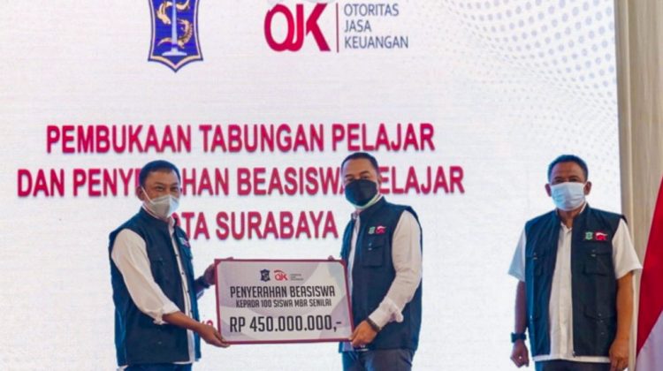 Secara simbolis, Kepala Kantor Regional 4 Jawa Timur Bambang Mukti Riyadi (kanan) menyerahkan bantuan beasiswa pada Wali Kota Surabaya Eri Cahyadi,
