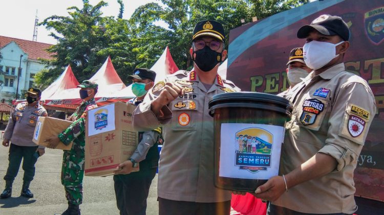 Kapolrestabes Surabaya Kombes Pol Ahmad Yusep Gunawan (kedua kanan) saat membagikan kelengkapan alat prokes di Polrestabes Surabaya
