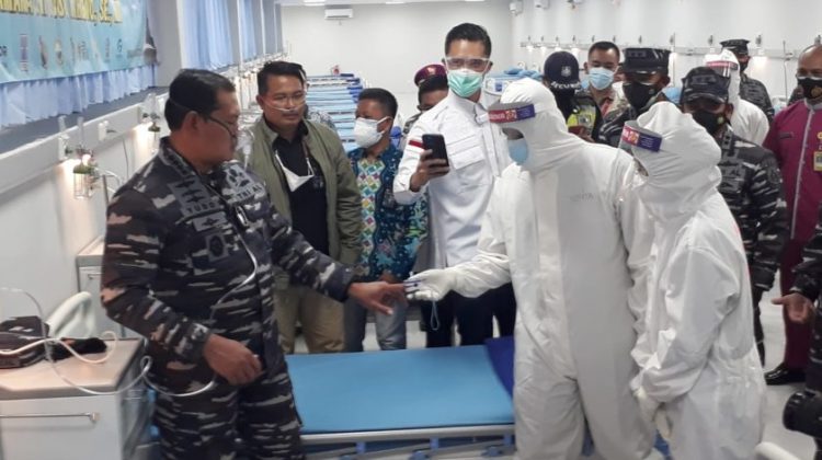 KSAL Laksamana TNI Yudo Margono (kiri) saat meninjau Rumah Oksigen Gotong Royong