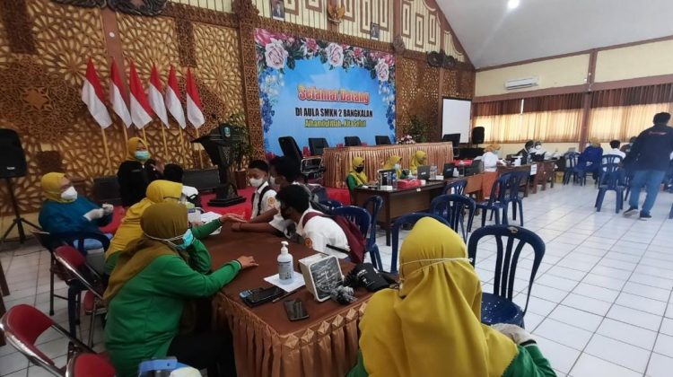 Pelaksaan vaksinasi di Aula SMKN 2 Bangkalan. Klikku.net dok ist