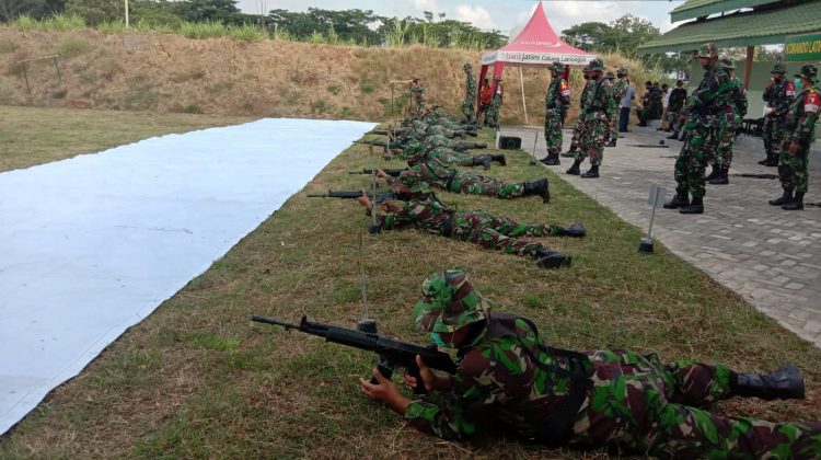 Anggota kodim saat gelar latihan menembak menggunakan laras panjang. klikku.net dok ist