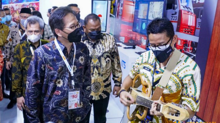 Menparekraf Sandiaga Salahuddin Uno (kanan) meninjau pameran berbagai inovasi ITS