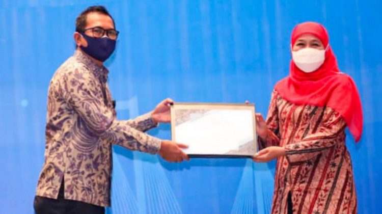 Asisten Deputi Kementerian Koordinator Bidang Perekonomian Daerah dan Sektor Riil Puji Gunawan dan Gubernur Jatim Khofifah Indar Parawansa