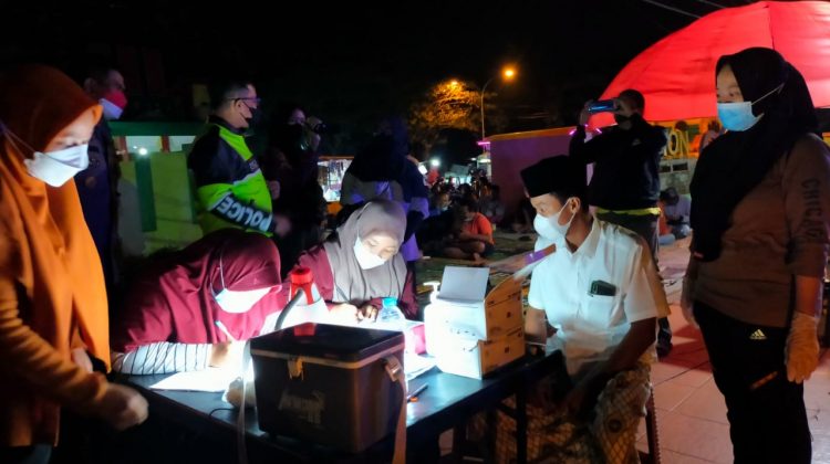 kegitan pemberian vaksinasi pada warga Bangkalan di halaman SGB. klikku.net dok ist / Anam-Duwi