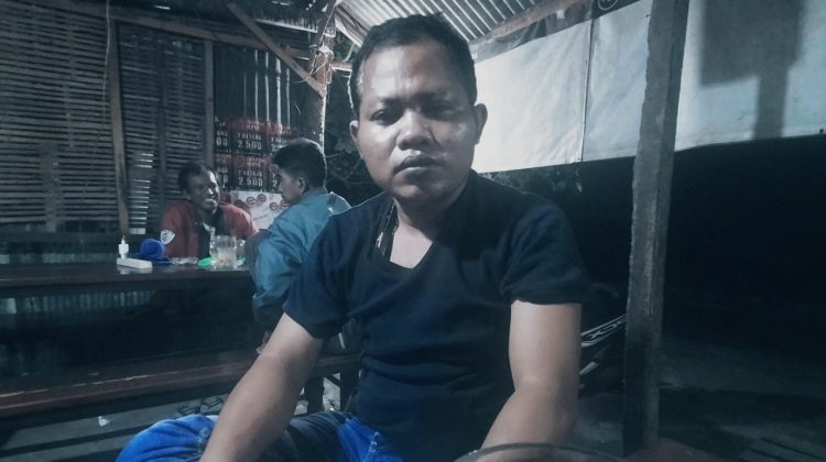 Moh Hosen Ketua DPD KAKI Bangkalan kala ngopi santai di salahsatu warkop. Foto : klikku.net dok Anam