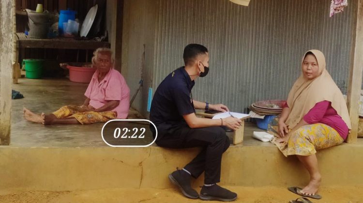 Robi'a Keluarga Miskin (KM) warga Desa Kalabetan penerima PKH saat dikunjungi anggota Polres Bangkalan paska pelaporan adanya dugaan tipidkor dan penggelapan oleh Pendamping PKH desa setempat. Foto : klikku.net dok ist.