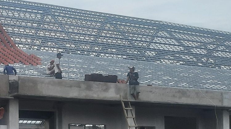Diduga sejumlah buruh pekerja proyek kontruksi bangunan gedung kantor IKM Bangkalan abai tidak kenakan APD saat bekerja. Foto : klikku.net dok ist / Anam 