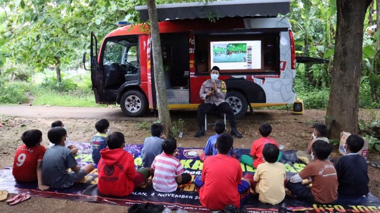 Semangat, anak SD mengikuti program rumah belajar. Foto : klikku.net dok ist / Anam-Duwi