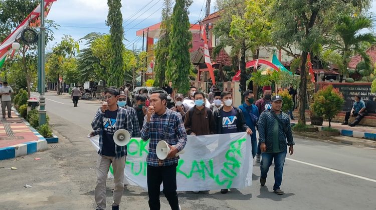 Geram, peserta aksi kecam oknum Pemkab Sumenep. Foto : klikku.net dok ist / Holidi