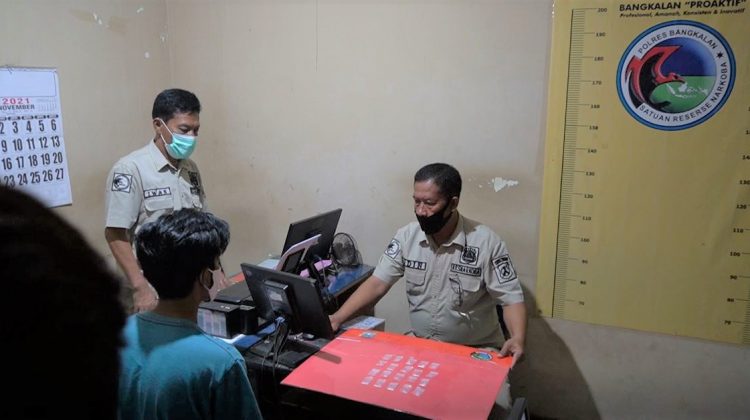 Momen BAP Satnarkoba Polres Bangkalan pada tersangka. Foto : klikku.net dok ist / Anam - Duwi