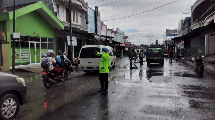 Disiplin kerja, anggota Polsek Blega tetap atur lalin walau kondisi sedang hujan. Foto : klikku.net dok ist / duwi