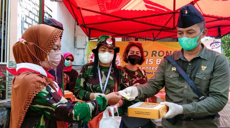 Ketua Ikasdasa Bambang Udi Ukoro (kanan) saat membuka dan melayani penjualan Sego Rongewu bagi warga dhuafa