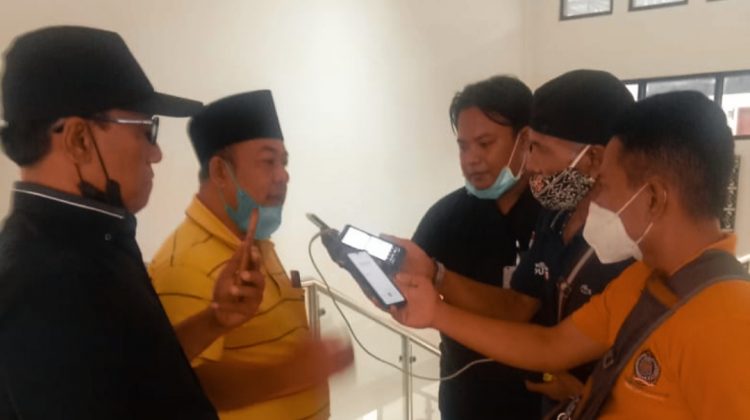Amir Hamzah dihadapan awak media saat menyampaikan keterangan agenda audiensi perihal dugaan kasus BUMD Bangkalan. Foto : klikku.net dok ist / Anam