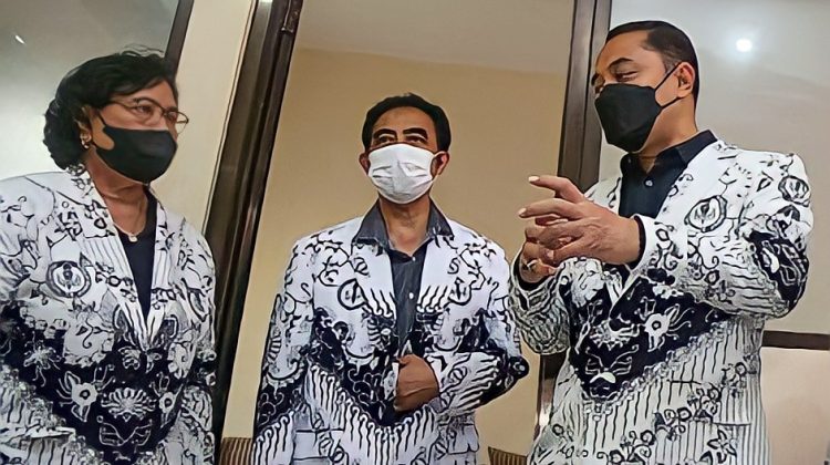 Wali Kota Surabaya Eri Cahyadi (kanan) dan Ketua PGRI Kota Surabaya Agnes Warsiati (kiri), usai peresmian gedung baru PGRI Surabaya