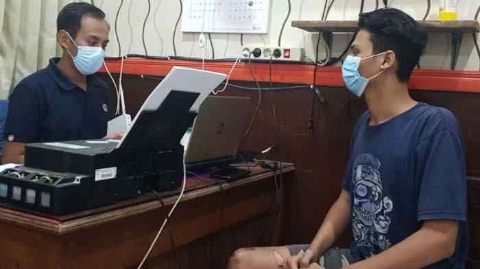 Tak berkutik, seorang pemuda berhasil diringkus anggota Polsek Kamal saat lakukan transaksi sabu-sabu di wilayah Desa Kebun. Foto : klikku.net dok ist / Duwi