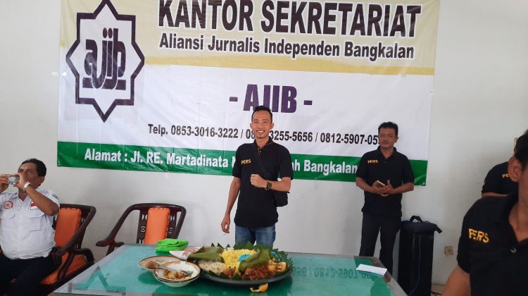 Syaiful Anam S.Pd Ketua Perkumpulan Jurnalis Bangkalan pada momen peresmian Kantor Sekretarian Ajib. Foto : klikku.net.