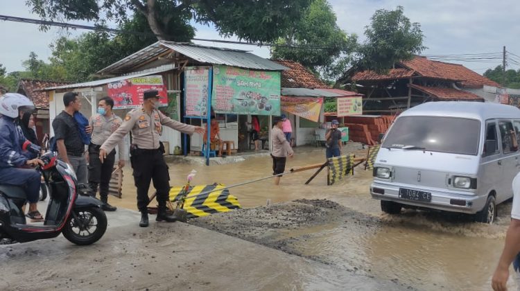 Kondisi arus lalu lintas yang melintasi Jl Raya Blega. Foto : klikku.net / Anam - Duwi