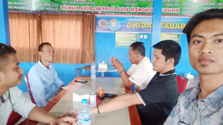 Bersahaja, Kanan Supyan beserta rekan-rekan aktivis muda sedang melakukan kajian dan koordinasi penyikapan isu sosial masyarakat. Foto : ist klikku.net / Yan.