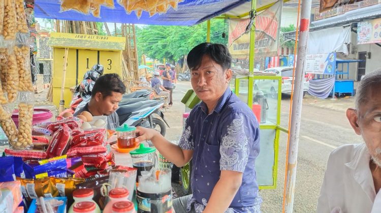 Kanan, bersahaja Herma nahkoda lembaga FORkOt. Foto : klikku.net / Holidi