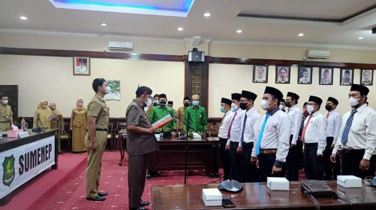 Momen saat pelantikan Anggota DPK sumenep yang semua tahapannya diduga cacat prosedur dan hukum. Foto : klikku.net - Holidi