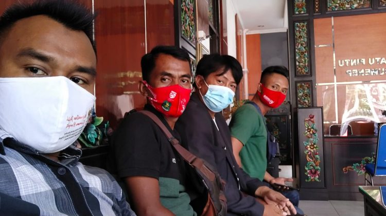 Bersama rekannya, Dua dari kanan, Herman Wahyudi Ketua LBH FORpKOT. Foto : klikku.net / Holidi