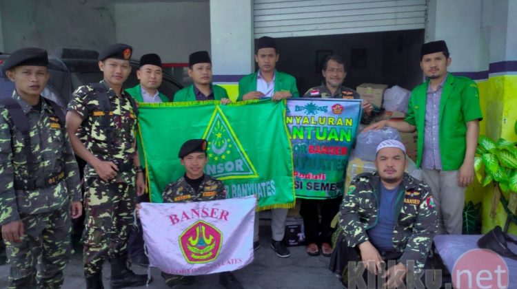 GP Ansor - Banser Kecamatan Banyuates, Kabupaten Sampang Serahkan Bantuan Donasi untuk Korban Erupsi Gunung Semeru. (Photo : Anaf/klikku.net)