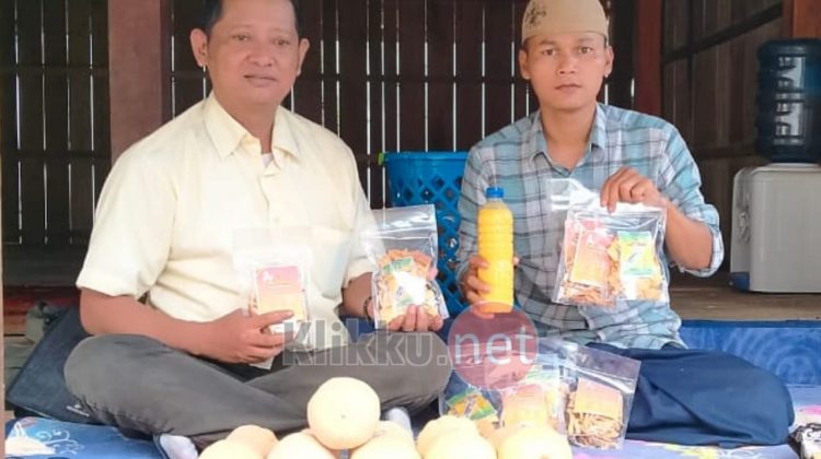 Khoirul Anam menunjukan produk kreatif oleh Taruna Tani Senyum Pemuda Desa Bira Foto : Anaf klikku.net
