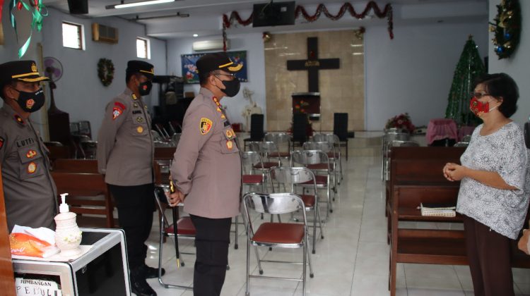 Pastikan kamtibmas Kapolres Bangkalan Alith Alarino keliling ceck geraja menjelang perayaan natal. Foto : klikku.net Anam-Duwi