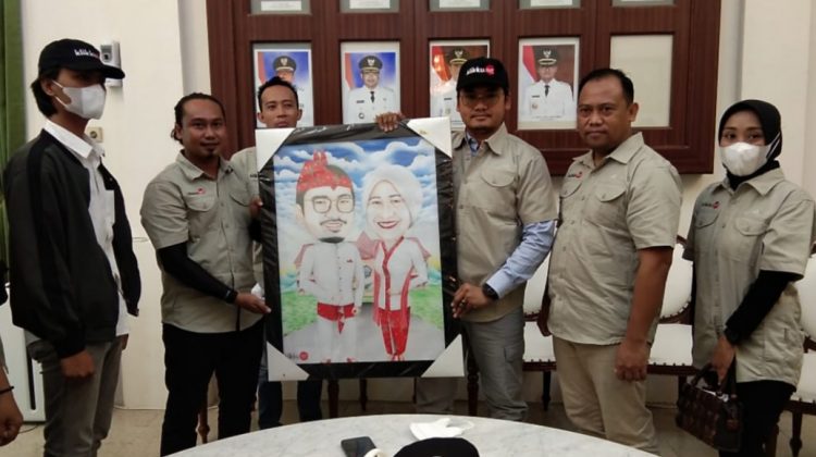 Momen penyerahan cindera mata pada Ra Latif Bupati Bangkalan dari media klikku.net. Foto : klikku.net dok ist / Anam