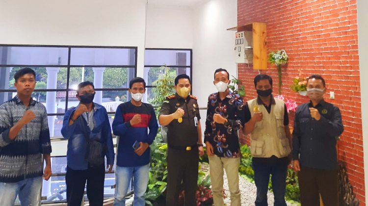 Tengah Kajari Bangkalan bersama awak media. Foto : klikku.net Anam.
