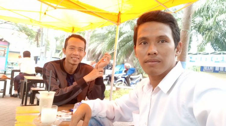 Kiri, Syaiful Anam bersama Samsul Arifin Sekretaris Perkumpulan Jurnalis Bangkalan.