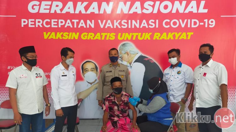 Forkopimcam, DPC Projo Sampang dan DPK KNPI Kecamatan Banyuates memantau jalannya vaksinasi di Gerai Vaksinasi DPC Projo Sampang. (Photo : Anaf/Klikku.net).