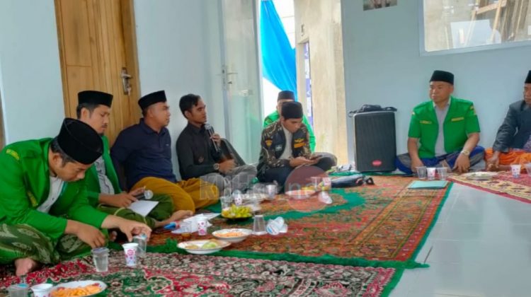 Kepala sekretariat dan Markas (Kasetma) satuan koordinasi cabang (satkorcab) Banser kabupaten Sampang, Zainal Alim (Pegang Microfon) Memberikan Pemaparan Terkait Keorganisasian. (Photo : Anaf/Klikku.net)