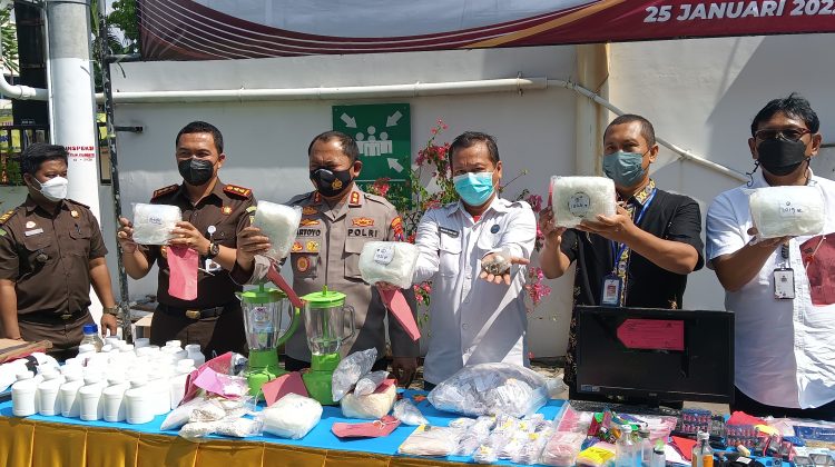 Kejari Tanjung Perak Surabaya melakukan kegiatan pemusnaan barang bukti berkekuatan hukum tetap