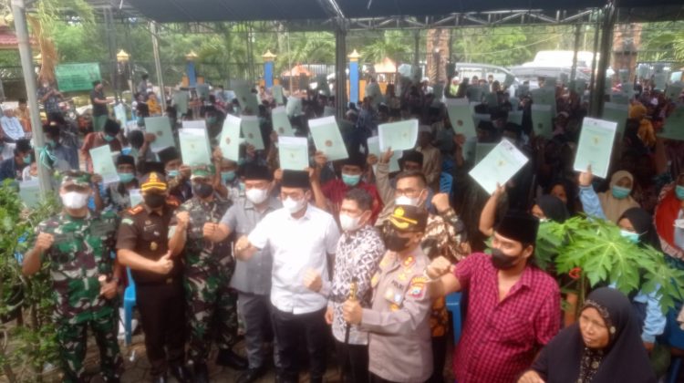 Ratusan warga Desa Kanegarah sumringan terima sertipikat (SHM) langsung dari Bupati Bangkalan
Foto : klikku.net Anam