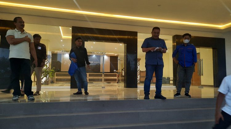 Ketua DPRD beserta PC PMII Bangkalan seusai lakukan sidak.
Foto : klikku.net Anam.