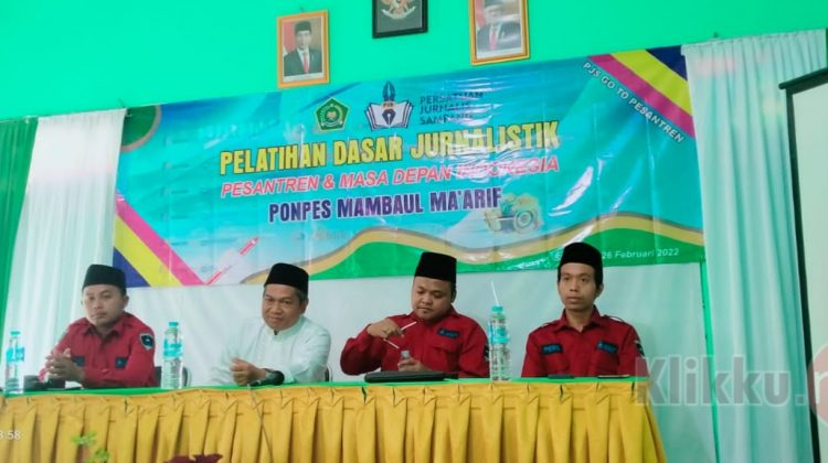Pengasuh Pondok Pesantren Mambaul Maarif, KH Babus Salam Hamidi (Baju Putih) Didampingi Pengurus PJS Saat Membuka Pelatihan Dasar Jurnalistik (Photo : Anaf/Klikku.net).