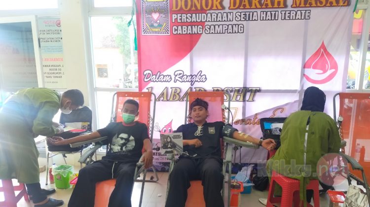 Ketua PSHT Cabang Sampang, Hanafi, S.Pd.I M.Pd (Berseragam PSHT) Saat Melakukan Donor Darah
