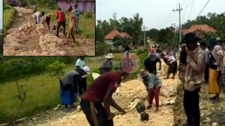 Kompak! Warga Desa Larlar Gotong Royong Perbaiki Jalan Poros Kabupaten yang Rusak Parah
