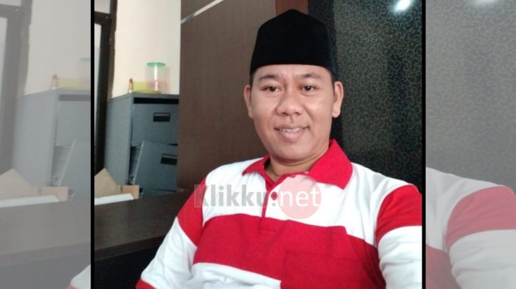 Pimpinan Komisi I DPRD Kabupaten Sampang, H Aulia Rahman, Saat Ditemui Diruang Kerjanya, Jum'at (04/02/2022). (Photo : Anaf/Klikku.net)
