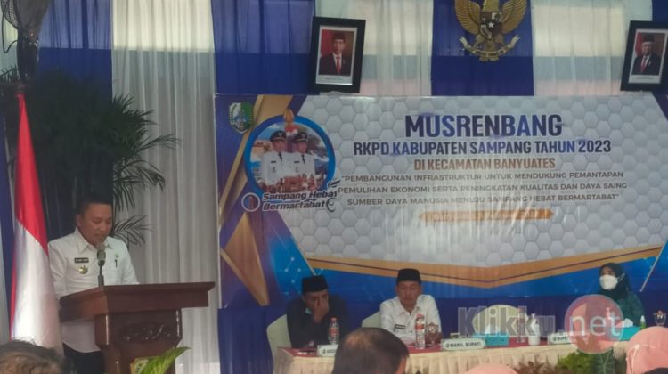 Bupati Sampang, H Slamet Junaidi (Diatas Membar) Saat memberikan arahan di Musrenbang Kecamatan Banyuates. (Photo : Anaf/Klikku.net).