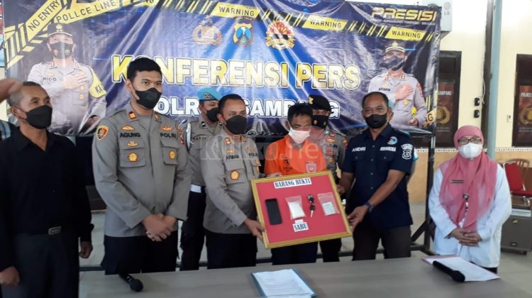 Kapolres Sampang, AKBP Arman, Didampingi Kapolsek Sokobanah, AKP Agung Joko Haryono, Menunjukan Tersangka dan Barang Bukti (BB) Kasus Narkotika Saat Press Release di Mapolres Sampang  (Photo : Anaf/Klikku.net).