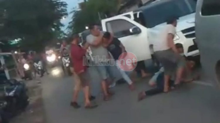 Anggota Polsek Sokobanah Berpakaian Preman Mengamankan Empat Orang Diduga Membawa Narkotika Jenis Sabu di Jalan Raya Ketapang - Sokobanah (Photo : Screnshoot Video Penangkapan)