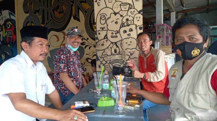 Dua dari kiri mengenakan topi Lutfi Koorwil Tanah Merah saat berikan klarifikasi.
Foto : klikku.net Anam.