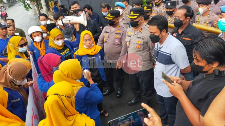 Massa Kopri PC PMII Sampang Saat Melakukan  Aksi Demonstrasi di Depan Pintu Masuk Mapolres Sampang. (Photo : Han / Klikku.net)