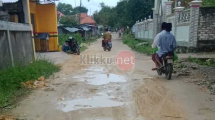 Pemotor Melintas Dijalan Pamolaan - Plampaan yang Rusak (Photo : Anaf/Klikku.net).