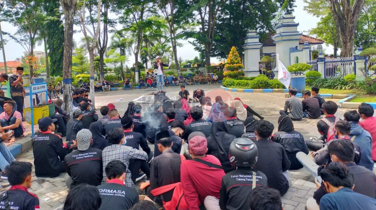 Puluhan mahasiswa gelar demonstrasi Bupati Sampang.
Foto : klikku.net Anaf