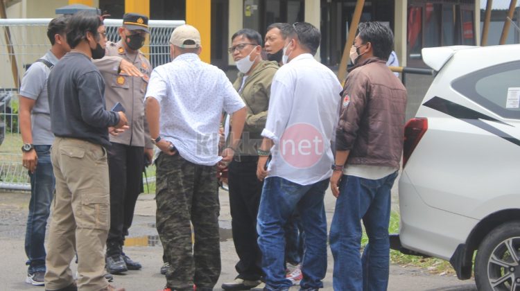 Anggota DPC Projo Sampang, Madura Saat Melakukan Komunikasi Dengan Pihak Polisi di Depan Kantor BP2JK Jatim