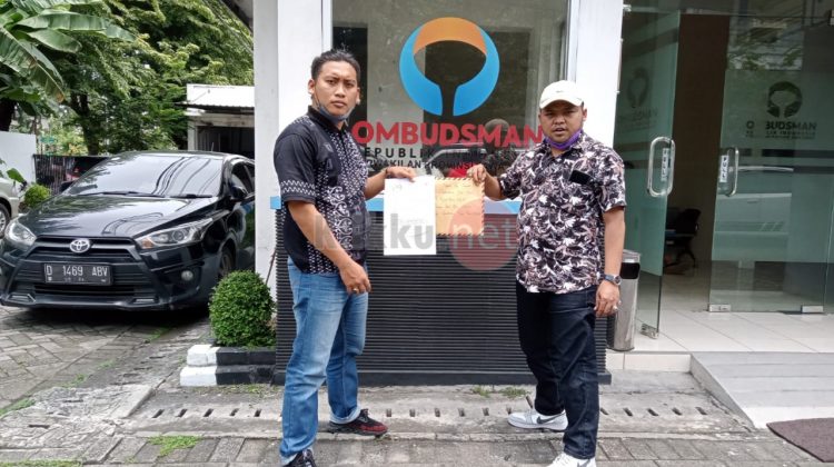 Ketua Lembaga Perlindungn Konsumen (LPK) Trankonmasi Cabang Sampang, Faris Reza Malik (Memakai Topi) di Dampingi Sekretaris LPK Cabang Sampang, Hanafi, S.Pd.I M.Pd, Saat Menunjukkan Surat Laporannya di Kantor Ombudsman RI Wilayah Jawa Timur (Photo : Istimewa)