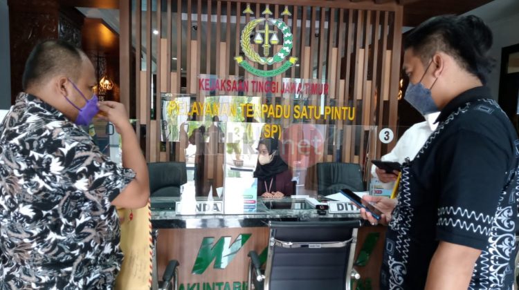 Anggota DPC Projo Sampang Saat Menyerahkan Laporan di Kejati Jawa Timur (Photo : Istimewa/Klikku.net)